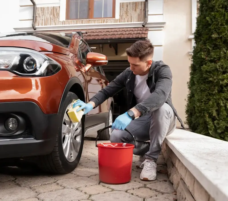 Lavage auto à domicile Villethierry : professionnel intervenant sur un véhicule